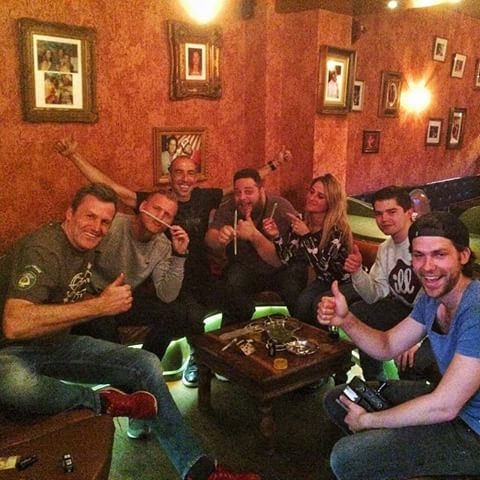 Туристы в социальном клубе любителей марихуаны Туристы в социальном клубе любителей марихуаны